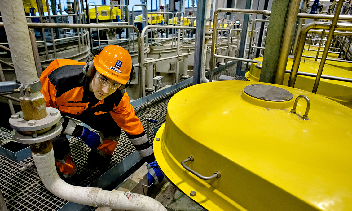 Utvecklingsingenjören Risto Alapiha vid Boliden Kokkola inspekterar den nya processen för att utvinna silver ur zinkslig.T Development engineer Risto Alapiha at Boliden Kokkola inspects the new process for extracting silver from zinc concentrate.