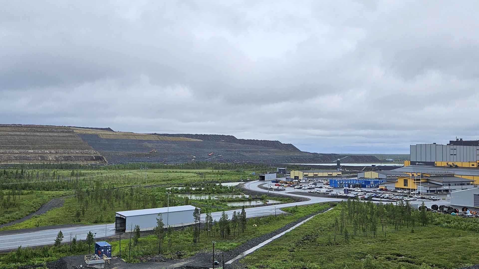 View of the waste rock area and the plant site, summer conditions.